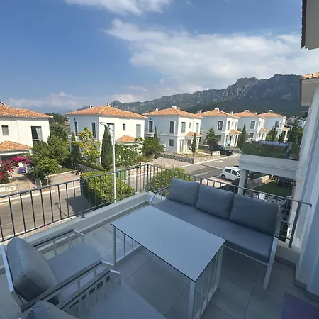 Апартаменты Kibris Town House Menekse Aglantzia