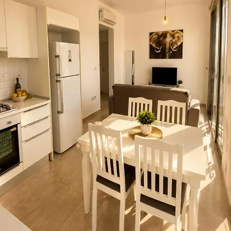 Kibris Town House Menekse Apartment *